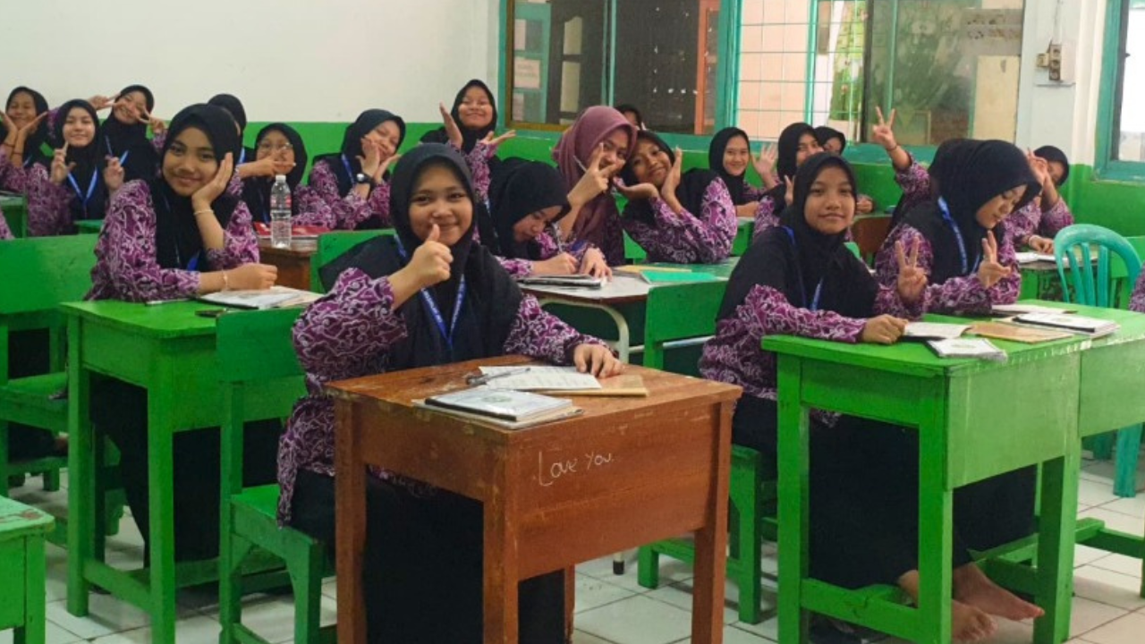 Kegiatan belajar santri di sekolah formal Pondok Pesantren Al Washilah.