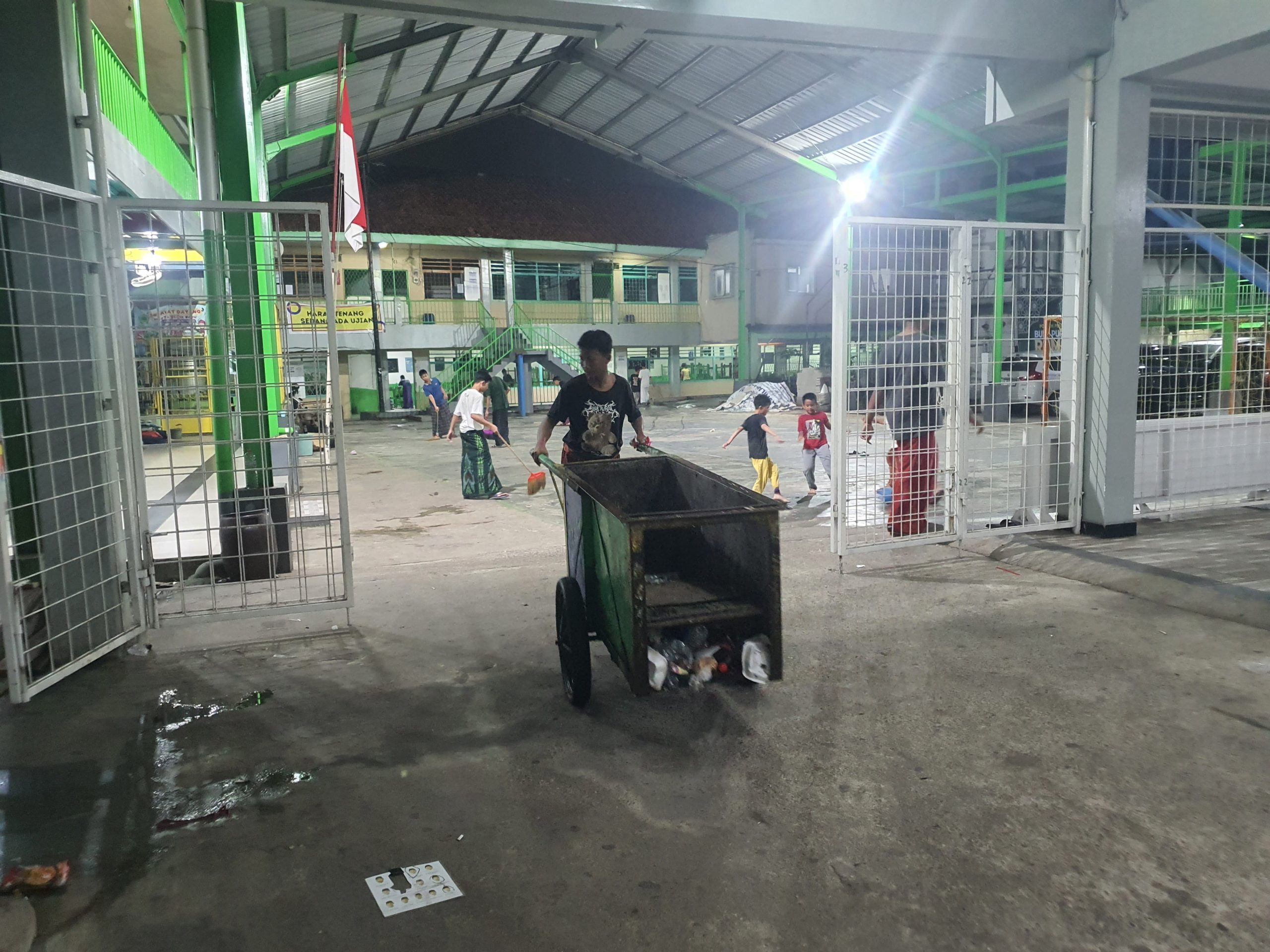 Read more about the article Santri Ponpes Al Washilah Gelar Ro’an, Bersihkan Lingkungan Pondok