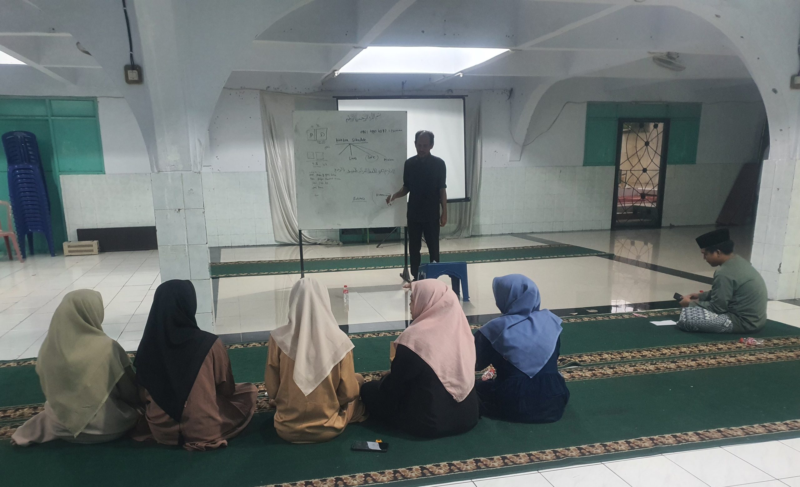 Read more about the article Kegiatan Pembuatan Konten Edukatif Santri Digelar di Pondok Al Washilah