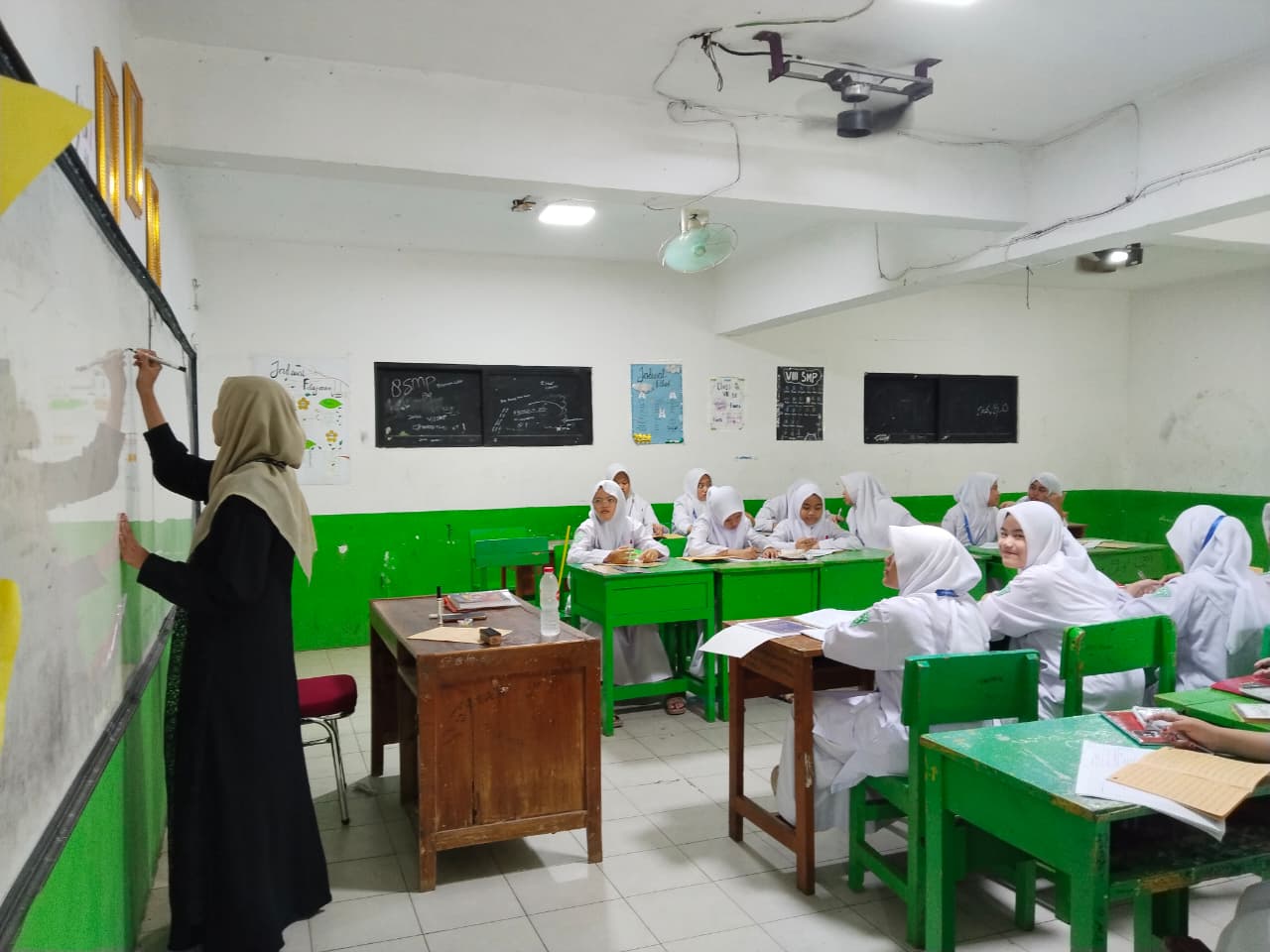 Read more about the article Kegiatan Belajar Madrasah Diniyah Al Washilah Berlangsung Aktif dan Penuh Semangat
