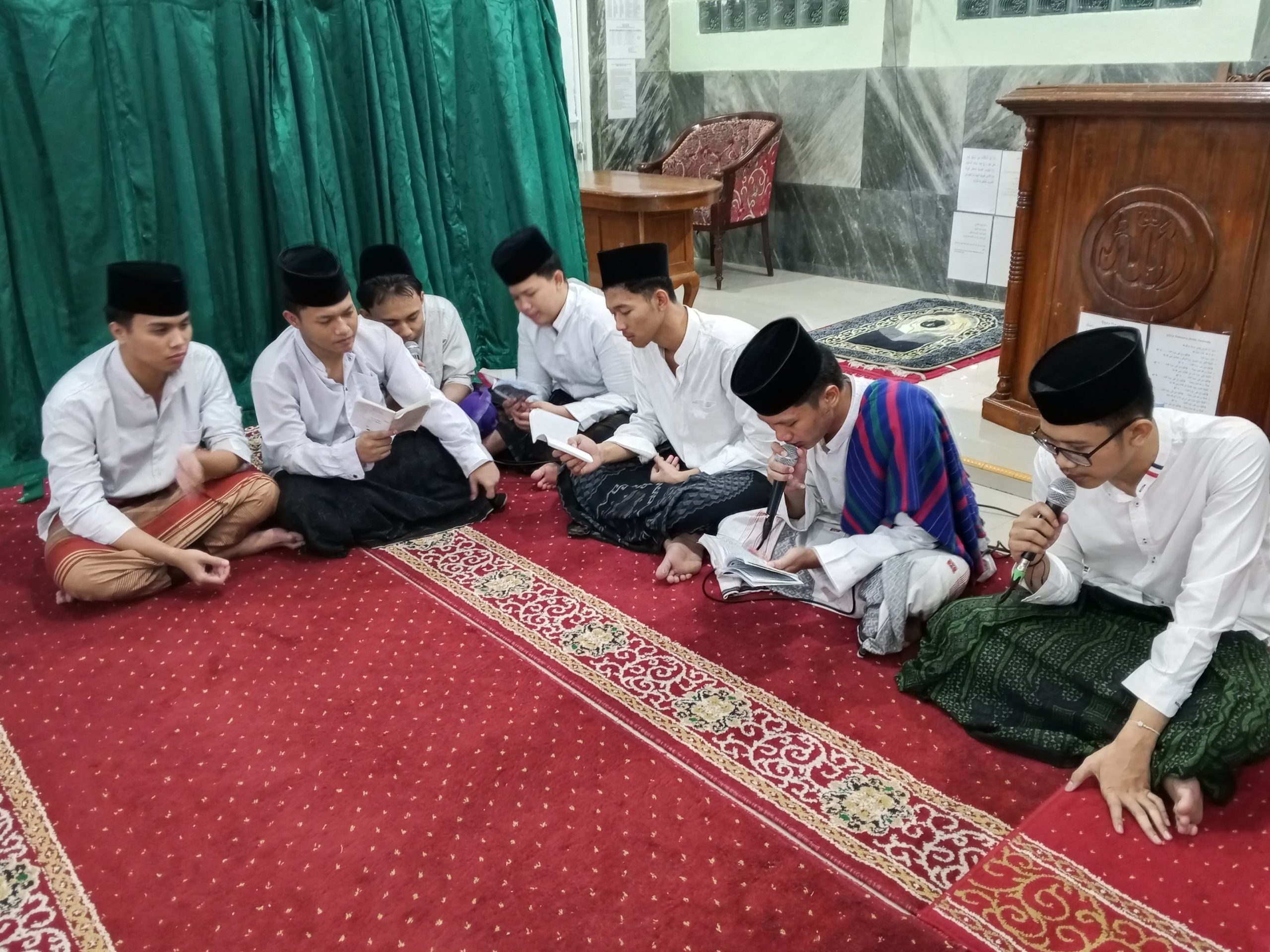 Read more about the article Rutinitas Malam Senin, Santri Al Washilah Lantunkan Rawi Al Barzanji dengan Khidmat