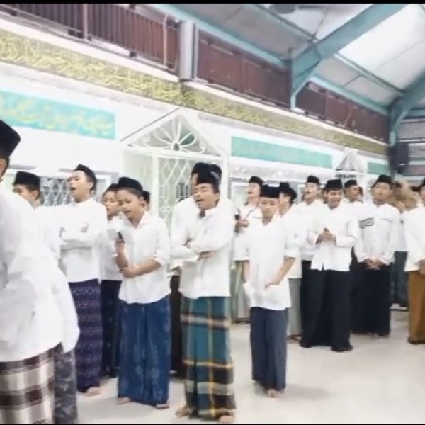 Rutinitas Malam Senin di Pesantren Jakarta: Santri Al Washilah Lantunkan Rawi Al Barzanji
