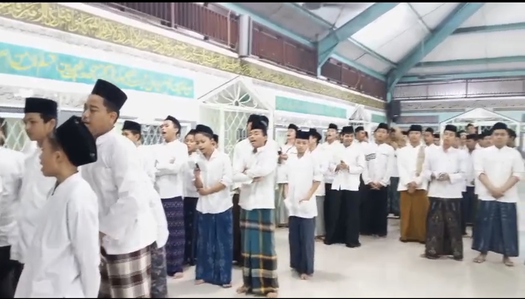 Read more about the article Rutinitas Malam Senin di Pesantren Jakarta: Santri Al Washilah Lantunkan Rawi Al Barzanji