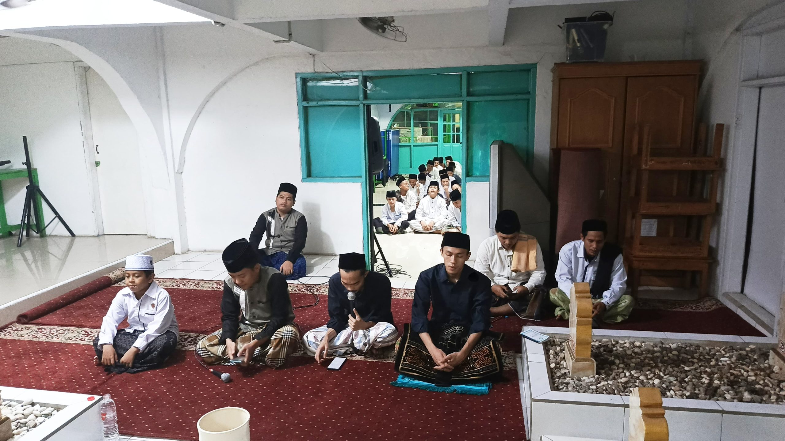 Read more about the article Santri Pondok Pesantren Al Washilah Jakarta Istiqomah Mengamalkan Dzikir Hadiyuwan Setiap Malam Jumat