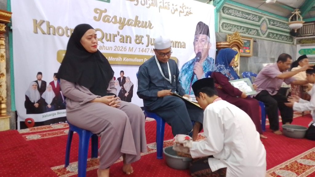 Santri Pondok Pesantren Al Washilah mencium tangan guru sebagai bentuk penghormatan.