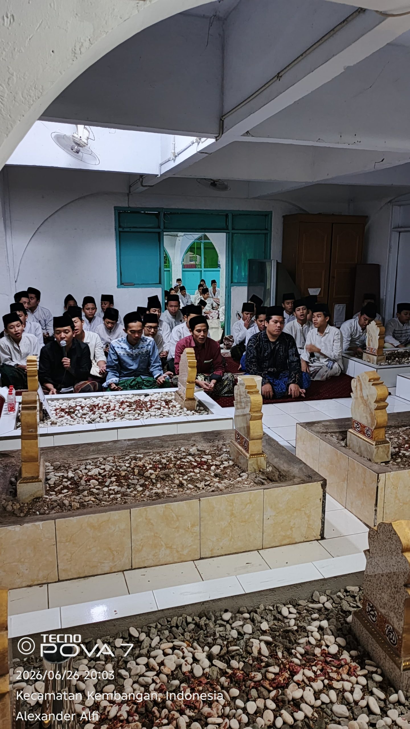 Read more about the article Santri Putra Pondok Pesantren Al-Washilah Laksanakan Pembacaan Tahlil Menjelang Libur Pesantren