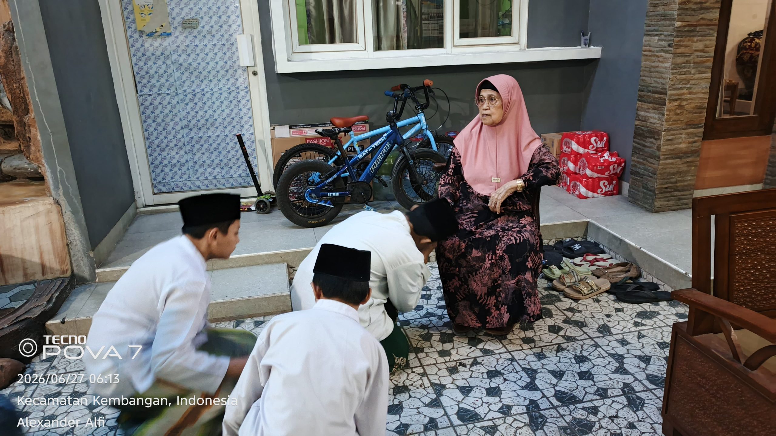 Read more about the article Musofahah kepada Ibu Nyai: Tradisi Memohon Restu, Menanamkan Adab, dan Menguatkan Ikatan Santri dengan Guru