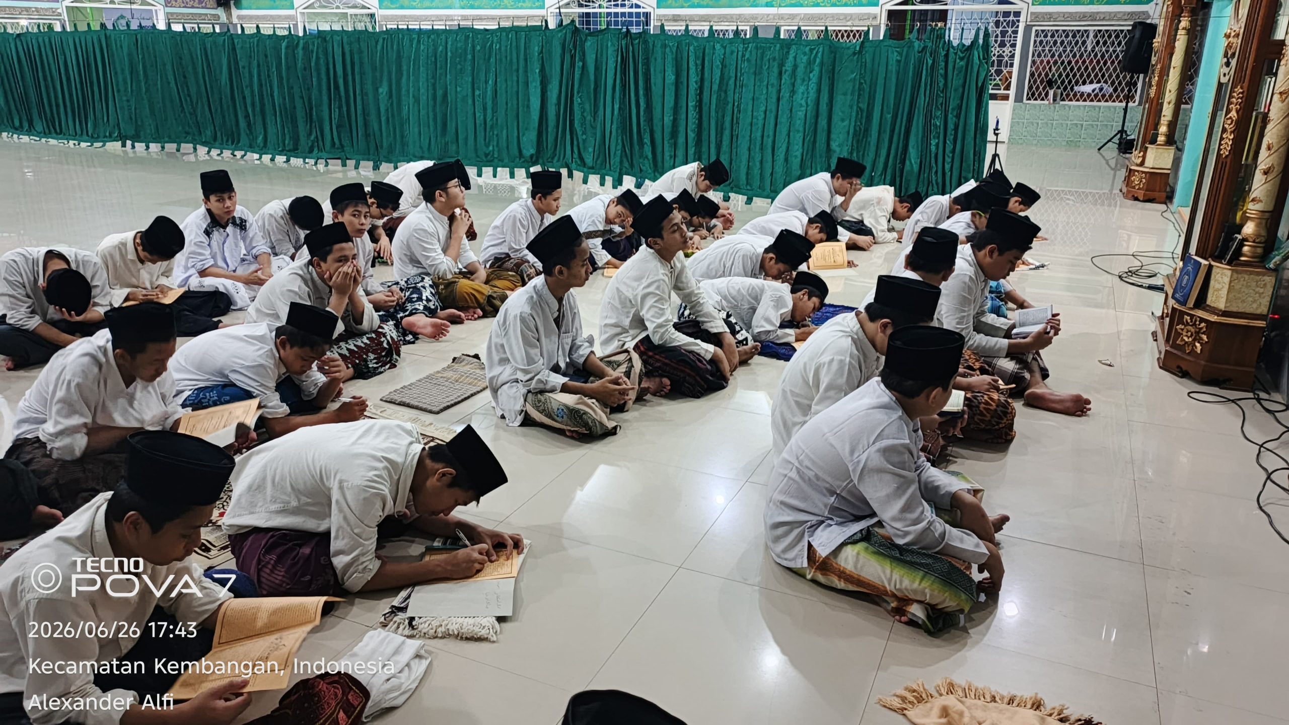 Read more about the article Mengapa Kitab Kuning Tetap Relevan di Era AI? Inilah Alasan Santri Tetap Dibutuhkan di Masa Depan