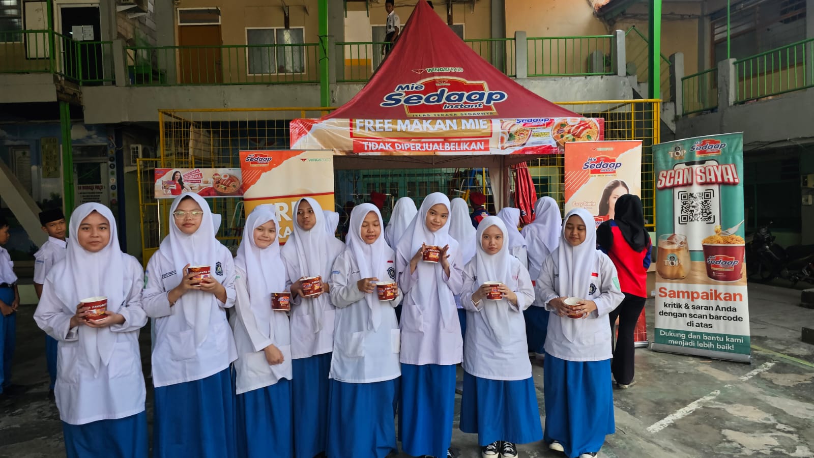 Makan Mie Gratis SMK Al Washilah Jakarta