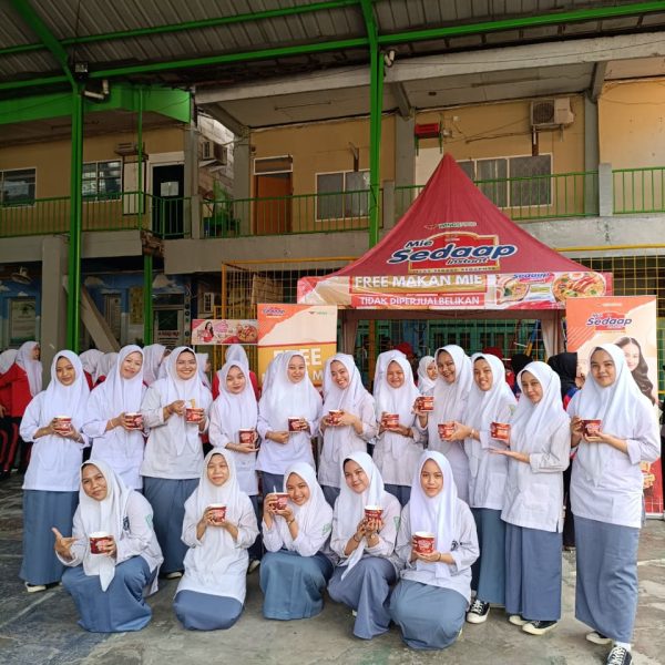 Makan Mie Gratis Bersama Mie Sedaap, Ciptakan Kebersamaan dan Keceriaan Peserta Didik