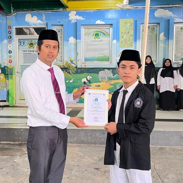 SMK Al Washilah Jakarta memberikan penghargaan kepada salah satu siswa berprestasi, Moh. Luthfi Musyaffa