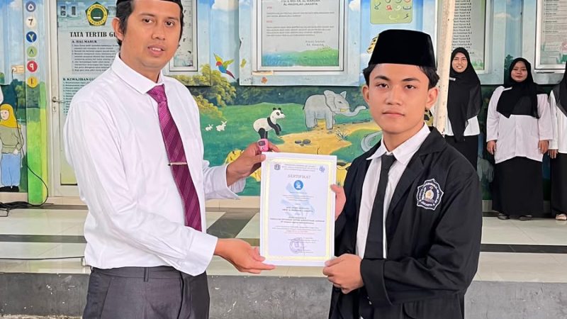SMK Al Washilah Jakarta memberikan penghargaan kepada salah satu siswa berprestasi, Moh. Luthfi Musyaffa