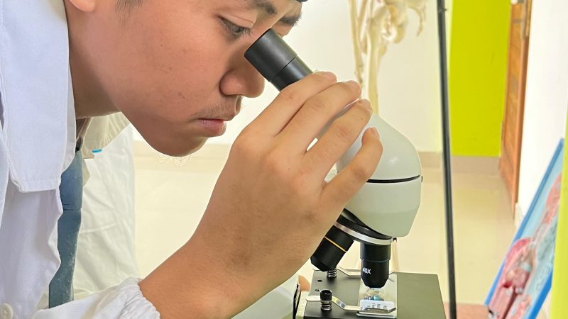 Praktikum IPA di Laboratorium Tingkatkan Keterampilan Observasi dan Analisis Siswa