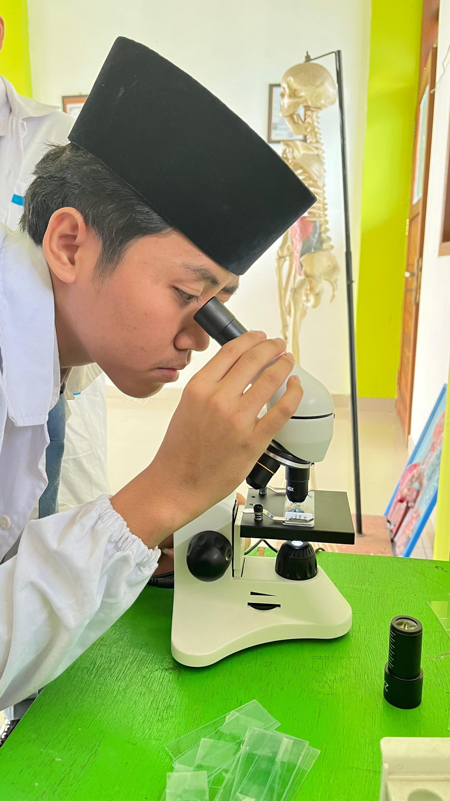 Read more about the article Praktikum IPA di Laboratorium Tingkatkan Keterampilan Observasi dan Analisis Siswa