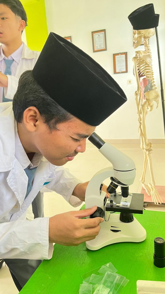 Praktikum IPA Al Washilah: Siswa Belajar Menggunakan Mikroskop di Laboratorium