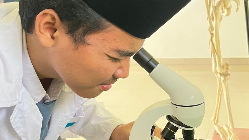 Praktikum IPA Al Washilah: Siswa Belajar Menggunakan Mikroskop di Laboratorium