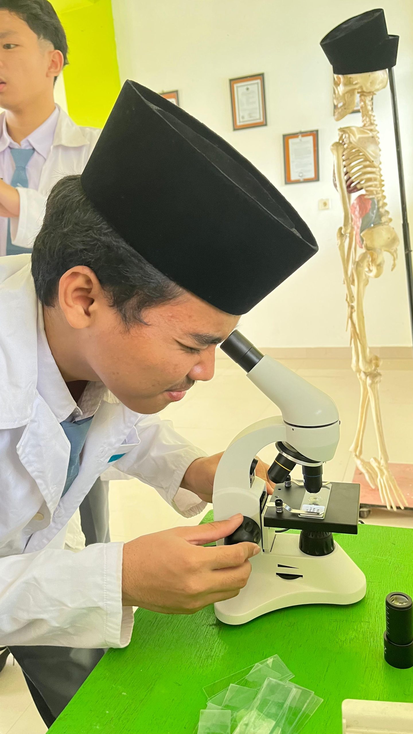 Read more about the article Praktikum IPA Al Washilah: Siswa Belajar Menggunakan Mikroskop di Laboratorium