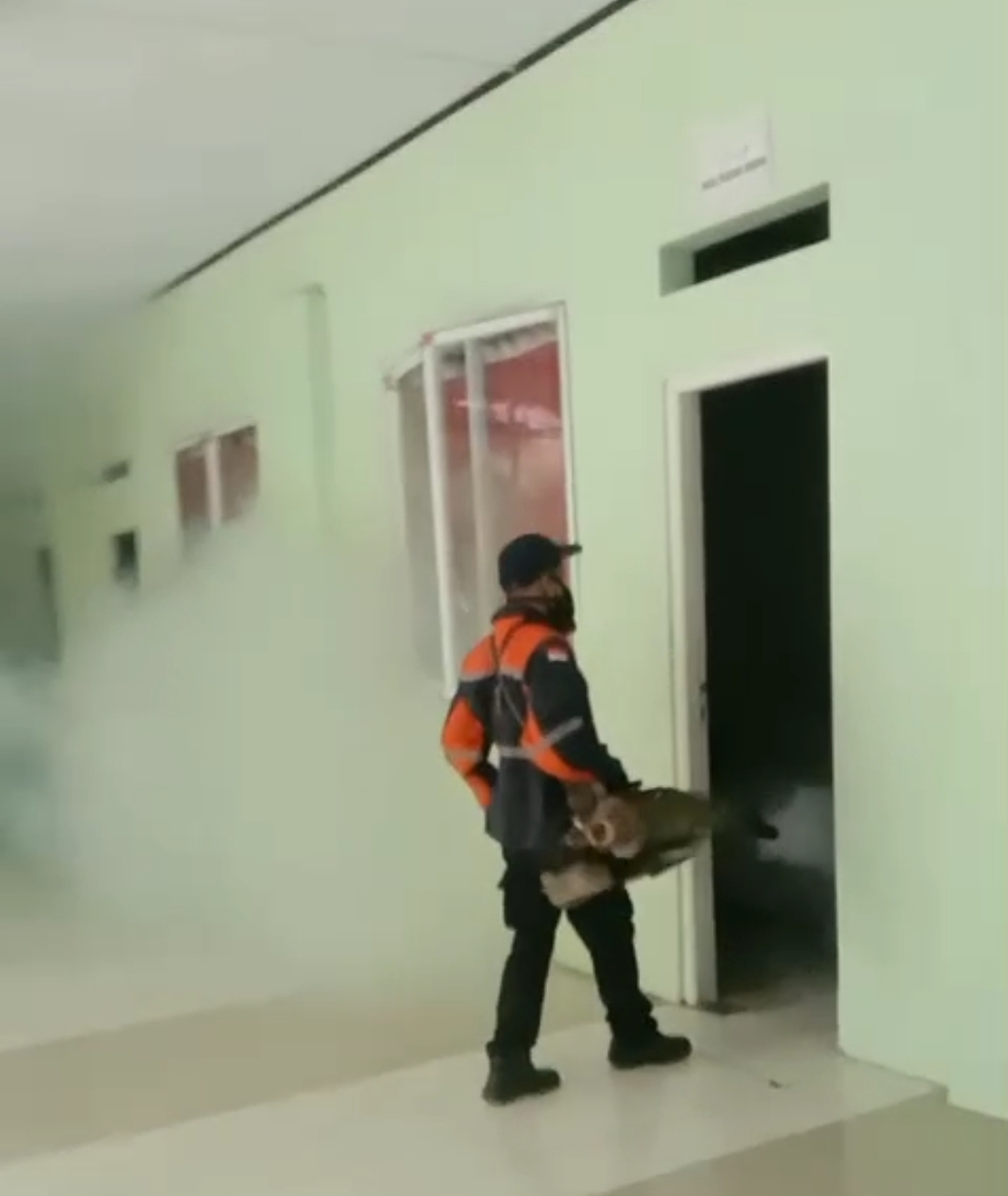 Read more about the article Jelang Kepulangan Santri, Pesantren Al Washilah Jakarta Lakukan Fogging di Area Asrama