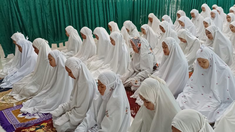 Siswa SMP, MTs, dan SMK Al Washilah Awali Oktober dengan Sholat Dhuha Bersama