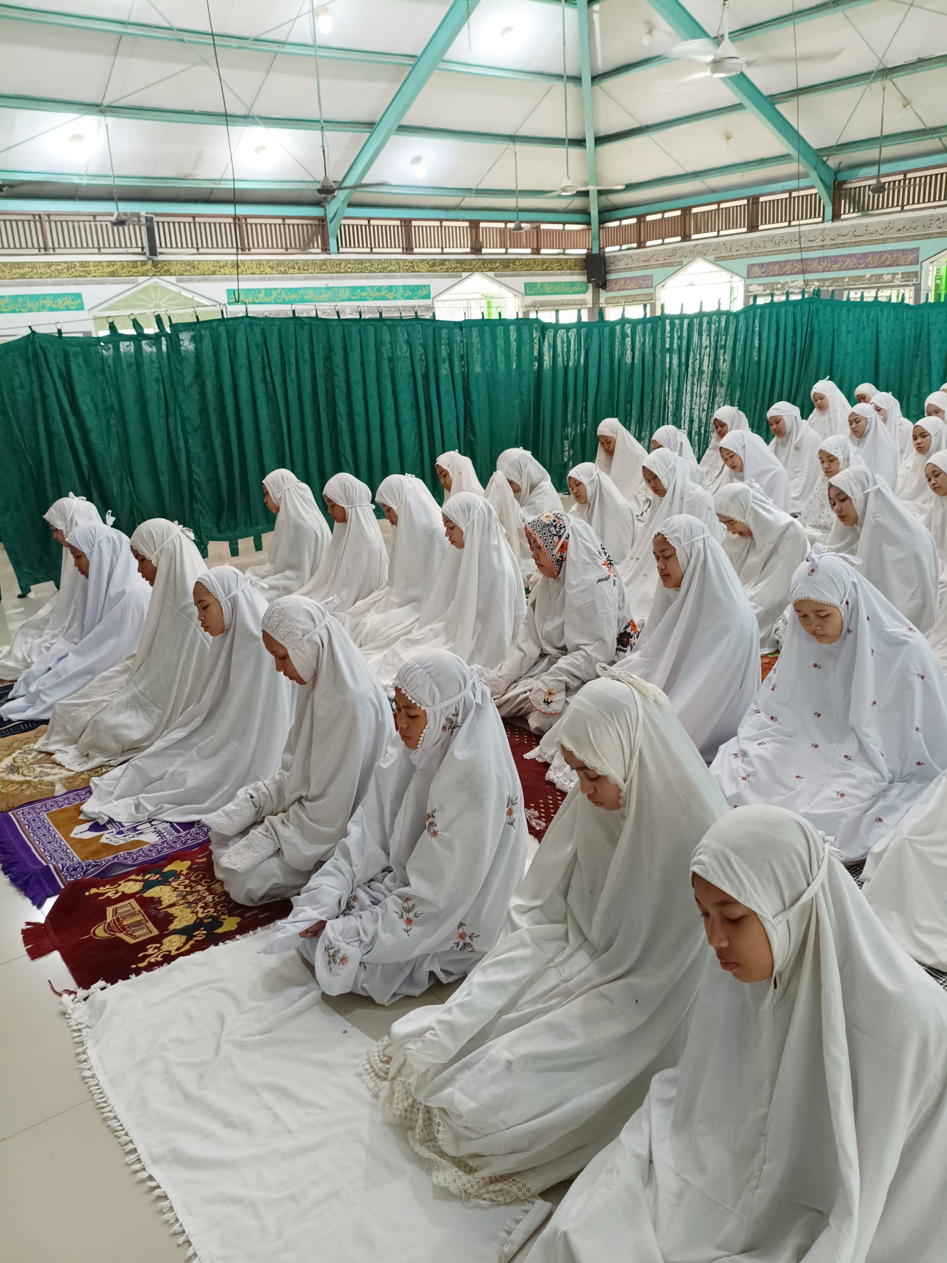 Read more about the article Siswa SMP, MTs, dan SMK Al Washilah Awali Oktober dengan Sholat Dhuha Bersama