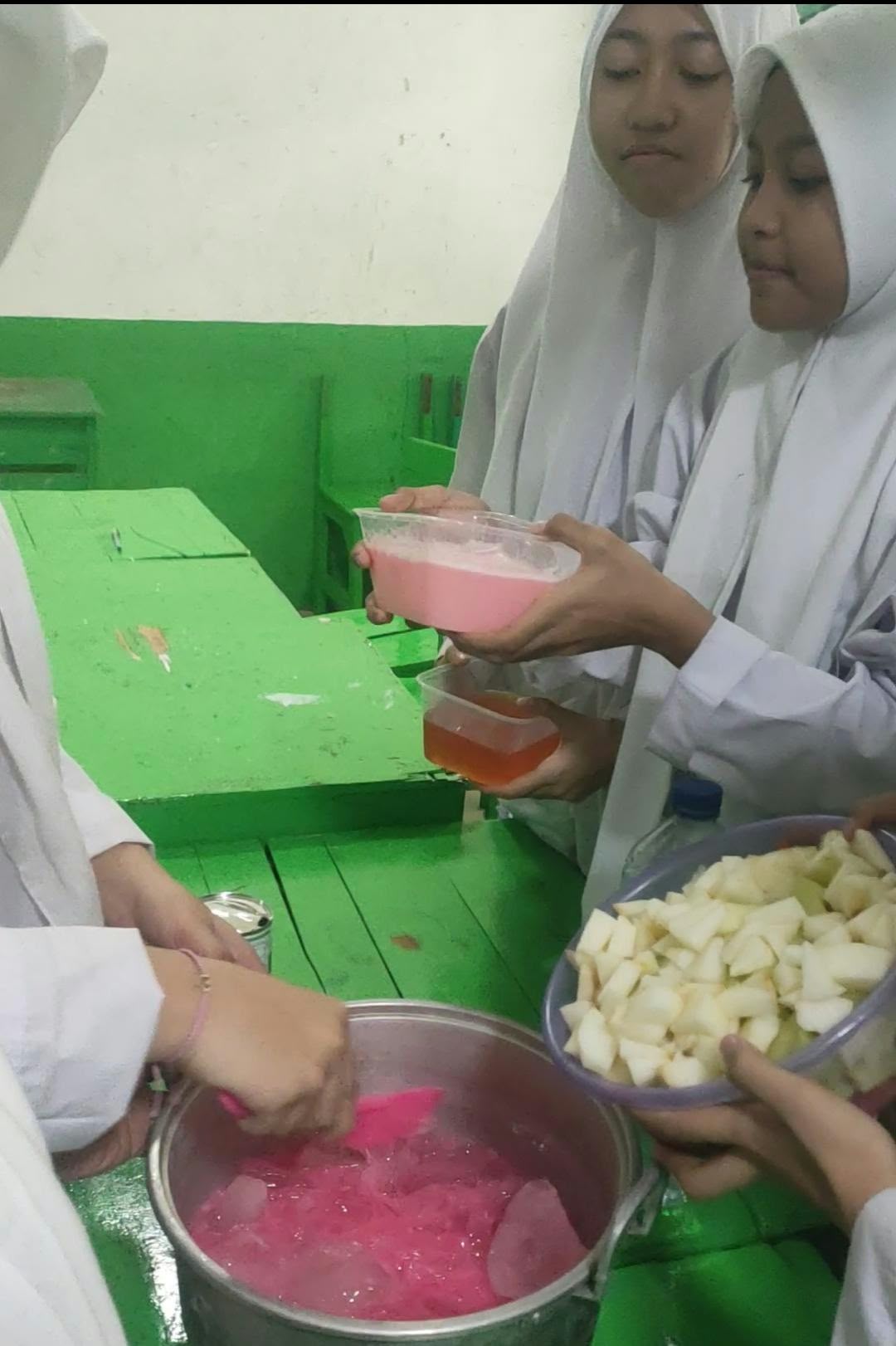 Siswa kelas VII SMP Al Washilah praktik teks prosedur dengan membuat es buah pada 9 Oktober 2026 untuk melatih ketelitian, kreativitas, dan kerja sama.