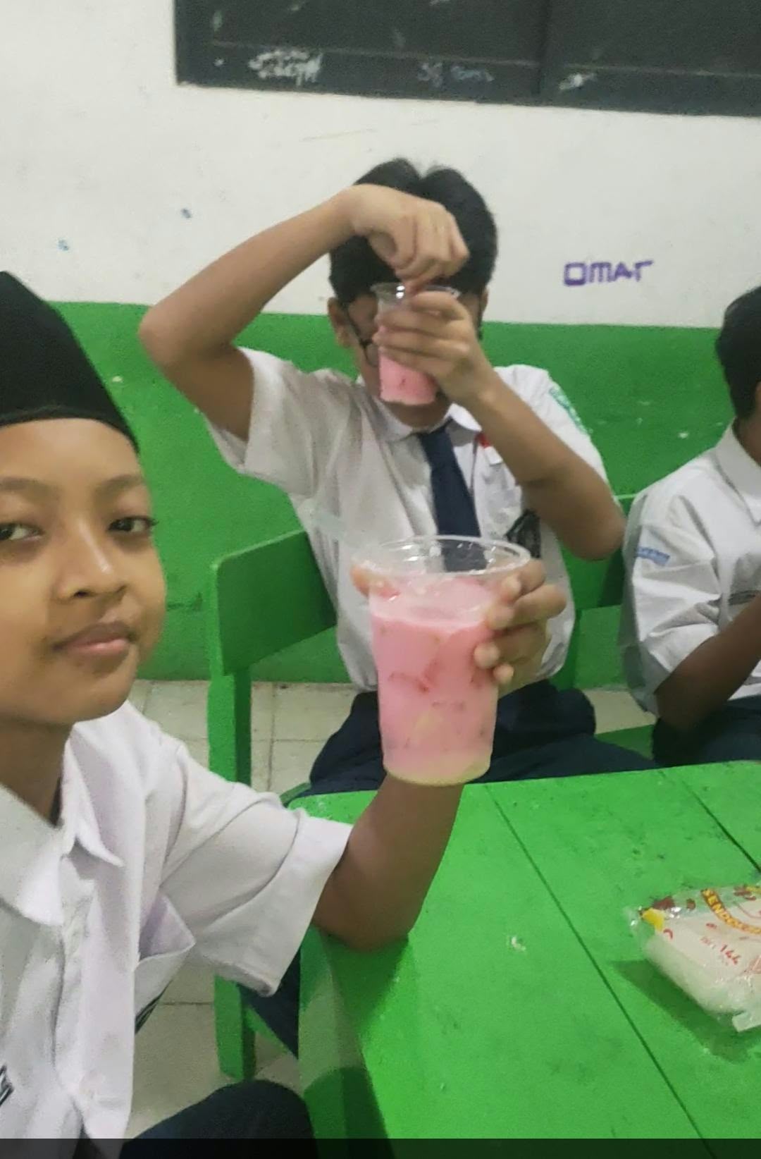 Read more about the article Praktik Membuat Es Buah, Siswa SMP Al Washilah Belajar Teks Prosedur