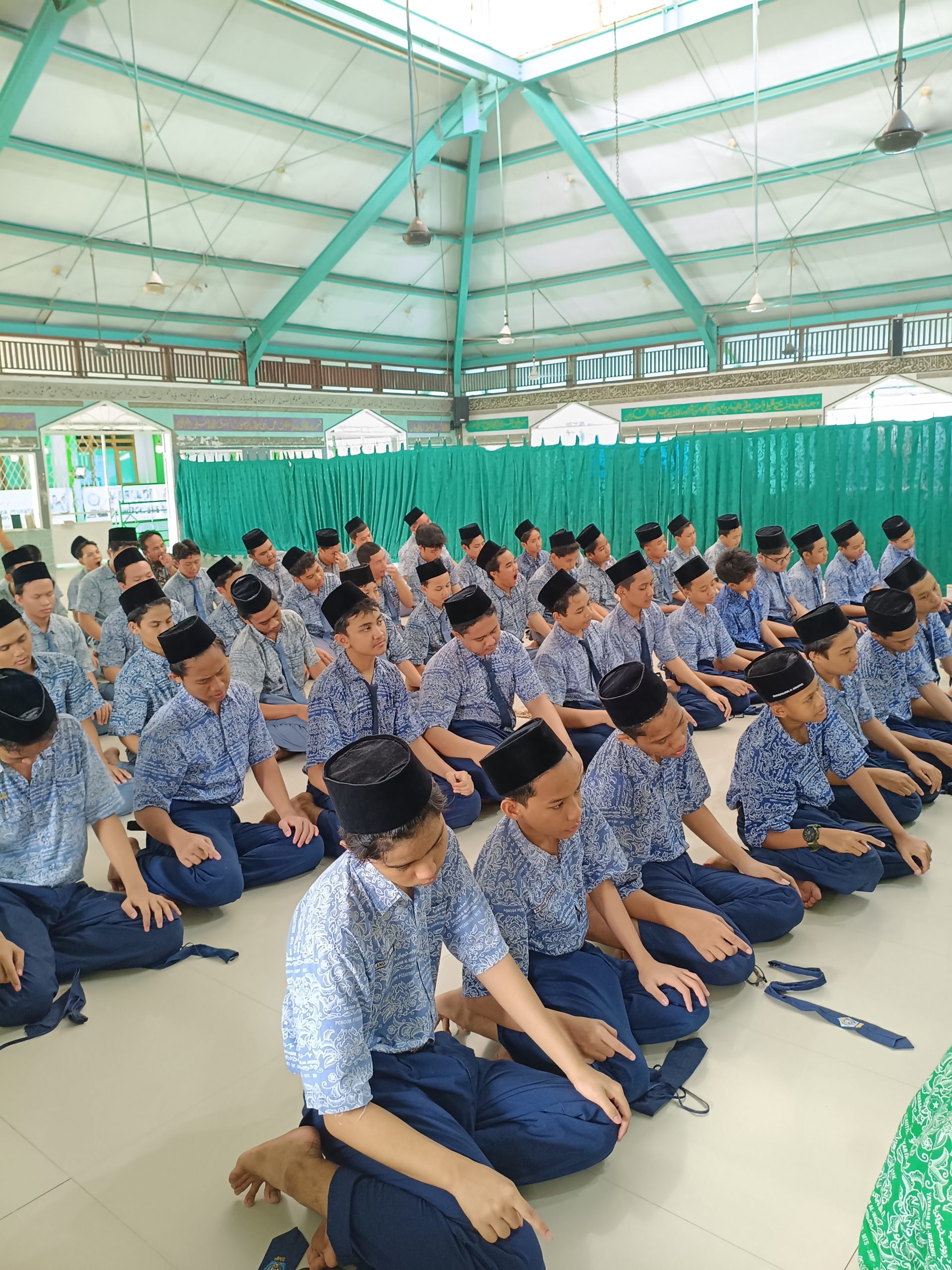 Tanamkan Kebiasaan Beribadah, Siswa Al Washilah Jakarta Ikuti Sholat Dhuha Bersama