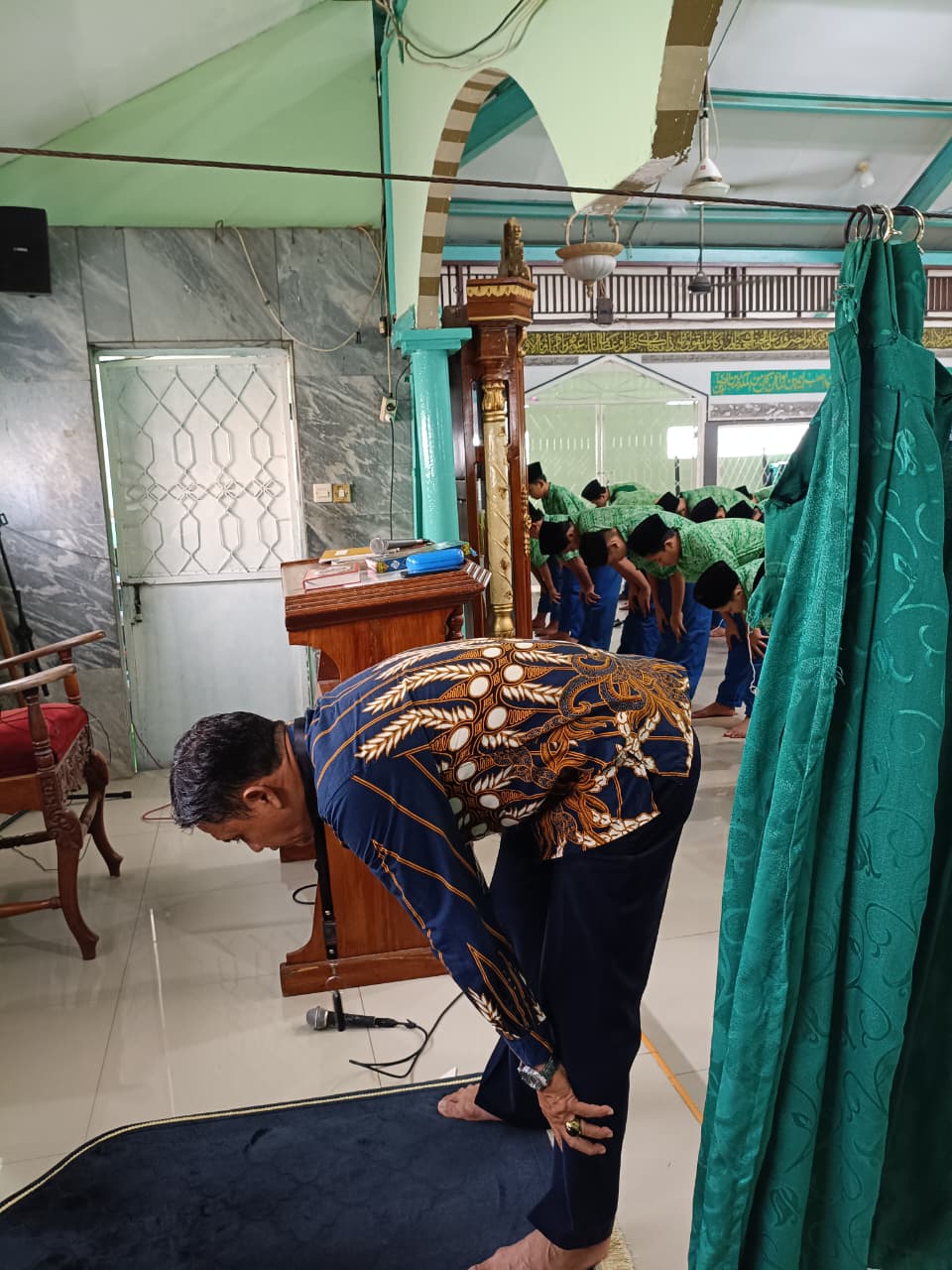 Siswa SMP, MTs, dan SMK mengikuti Sholat Dhuha Al Washilah Jakarta melalui program G7KAIH untuk membangun kebiasaan ibadah dan karakter religius.