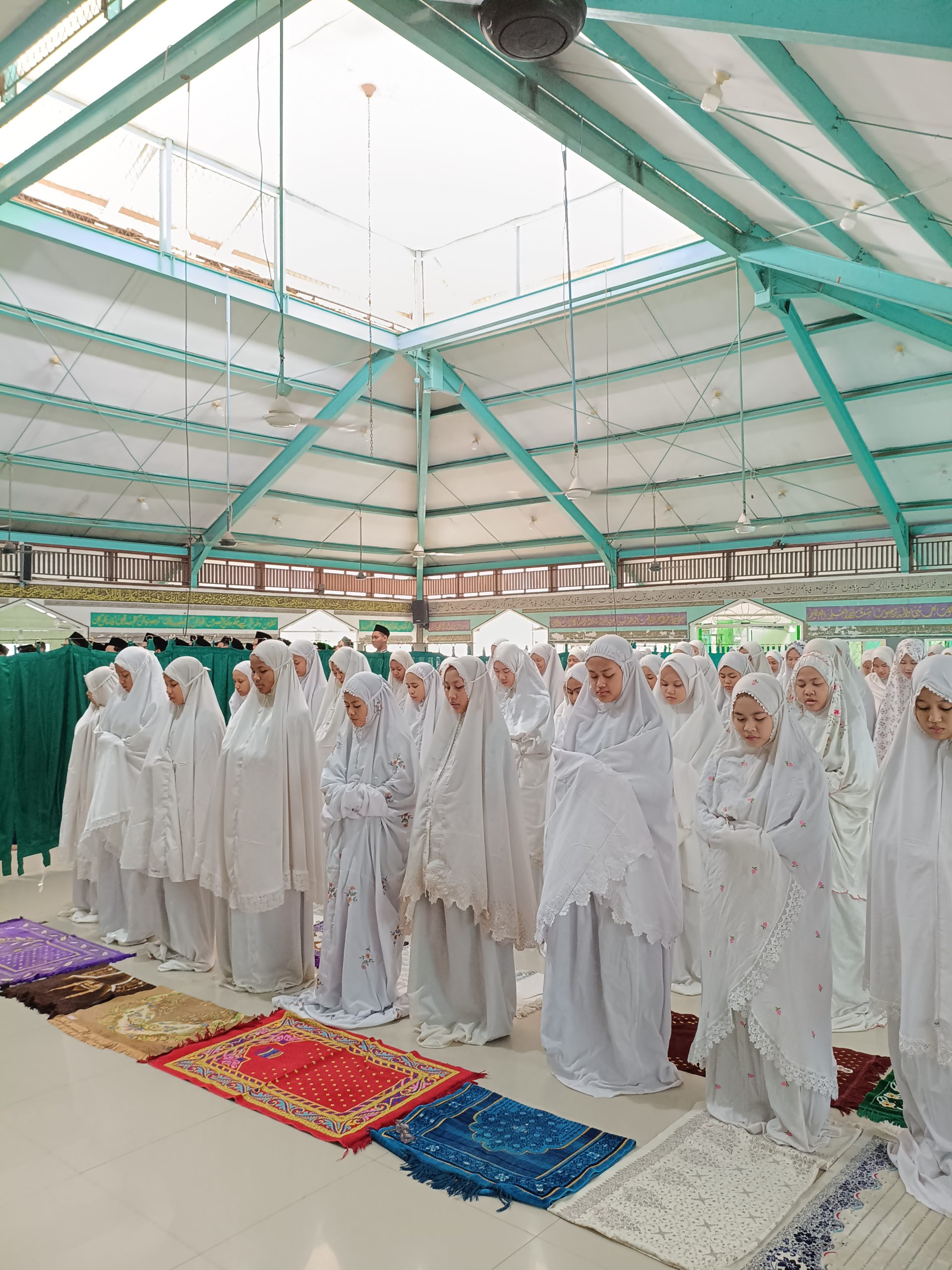 Read more about the article Tanamkan Kebiasaan Beribadah, Siswa Al Washilah Jakarta Ikuti Sholat Dhuha Bersama