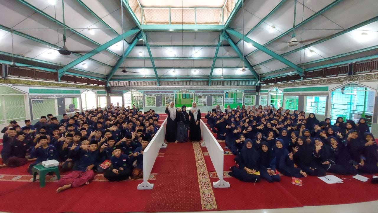 Seminar Santri Entrepreneur Al Washilah Jakarta bersama Azizah Humairoh menumbuhkan jiwa usaha dan kemandirian santri. Simak informasi PSB 2027/2028.