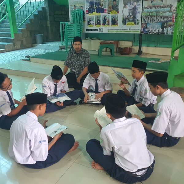 SMP dan MTs Al Washilah Jakarta Perkuat Budaya Membaca melalui Literasi